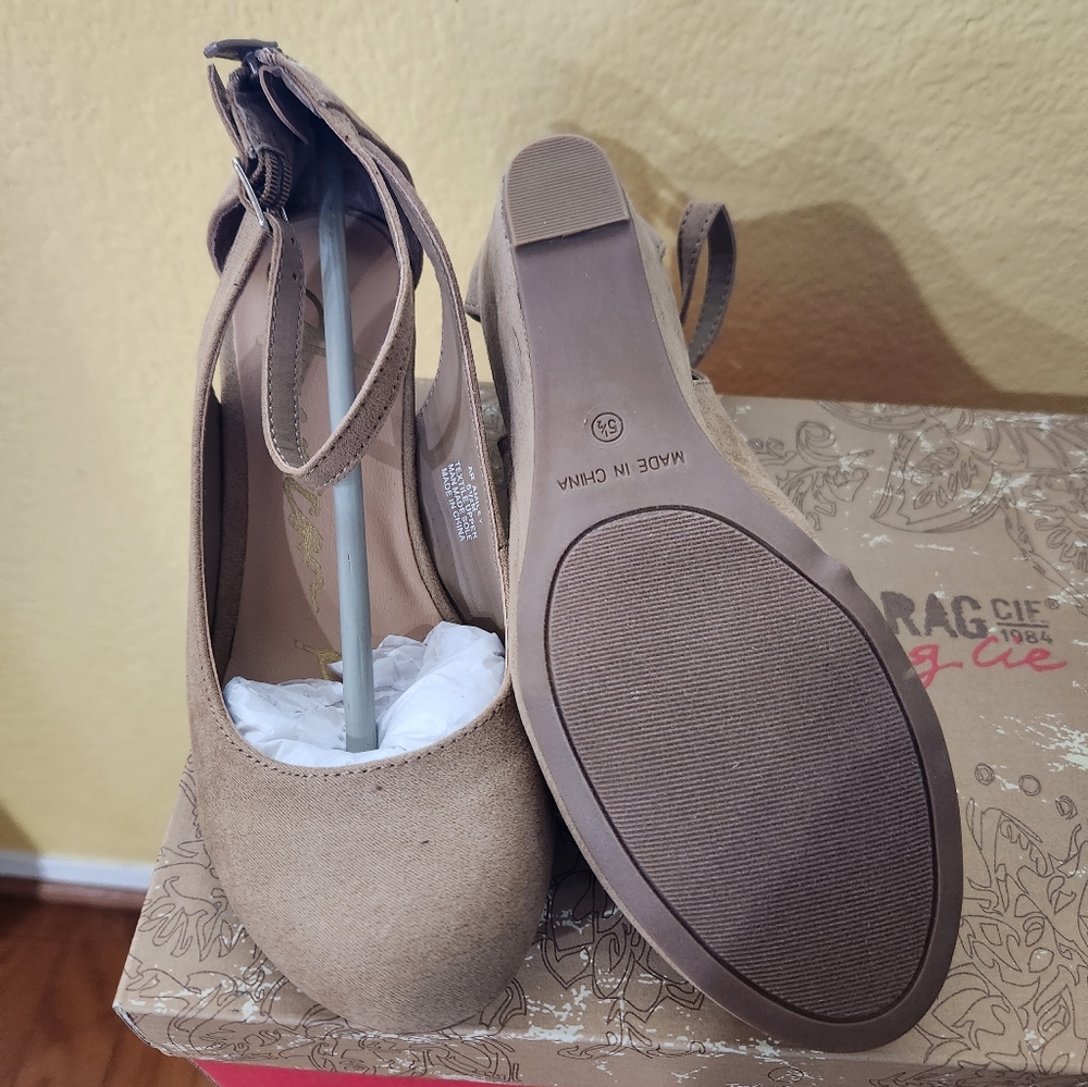 Shoes 👞 - Picture 3 of 3